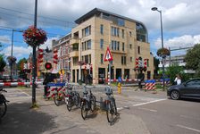 849308 Gezicht op de (gesloten) spoorwegovergang in de Burgemeester Reigerstraat te Utrecht, met de huizen Burgemeester ...